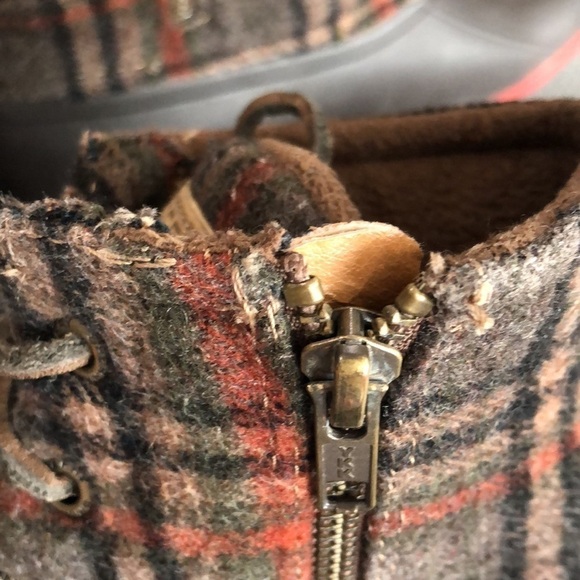 Sperry Saltwater Plaid Duck Boot.  Size 8 - Picture 8 of 10